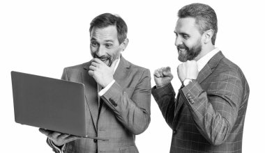 Mutlu iş adamları iş yerinde serbest çalışıyor. İş çevrimiçi. Dizüstü bilgisayarda çalışan serbest çalışan adamlar. Dizüstü bilgisayarlı takım elbiseli işadamları beyaza izole edilmiş. Uzaktan kumanda. işadamları e- postaları kontrol ediyor.