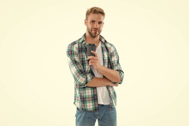 Beyaz kahve ile izole edilmiş bir milenyum adamı. Geçmişinde kahve olan bin yıllık bir adam. Stüdyoda kahve içen milenyum adamı. Kahveli milenyum adamı fotoğrafı..