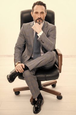 Ofis müdürü beyazları izole etmiş. Takım elbiseli iş adamı. Büyük patron. Zengin iş adamı. Ofis koltuğundaki iş adamı. İş liderliği ve başarı. Görevde başarılı bir iş adamı.