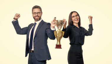 İş başarısı. İş dünyasının başarılı toplantıları beyazlar üzerinde izole edildi. Başarılı iş kadını takım elbiseli adam şampiyonluk kupasını tutuyor. İş ödülü ve başarı. Sürdürülebilir başarı.