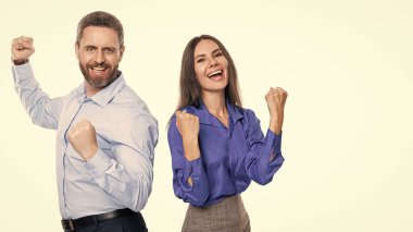İş başarısı kutlaması ve eğlence. Başarılı bir iş anlaşmasından sonra şirket partisi. Başarılı iş adamları beyazlarla yapılan anlaşmayı kutluyor. İş adamları eğleniyor. Ses başarısı.