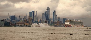 New York, ABD - 11 Temmuz 2023: New York 'ta Manhattan' ın yanında Norveçli Neşe Yelkenlisi yolcu gemisi. New York Manhattan 'ın Skyline' ı Hudson Nehri yolcu gemisi NCL 'de seyrediyor..