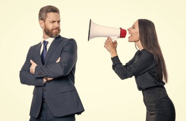 İş çatışması. İşkadını, çalışana hoparlörle bağırıyor. İş ortaklarının terfi konusunda anlaşmazlıkları var. Çatışmaları çözen iş adamları. Rekabet konsepti. Suçlamalardan kaçınmak..