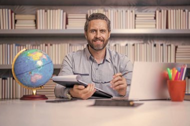 Sınıfta öğretmenlik dersi. Okulda öğretmenler sınıfı. Okula dönüyorum. Sınıftaki işyerinde öğretmenim. İspanyol öğretmen bilgisini ve eğitimini paylaşıyor. Eğitim Geliştirme.