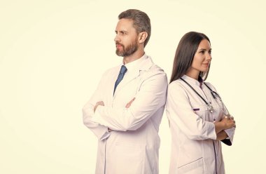 Hastanede pratisyen hekim. Kendine güvenen pratisyen doktor muayenehanede duruyor. Steteskoplu pratisyen hekim. Tıp, sağlık ve insan konsepti. Pankart.