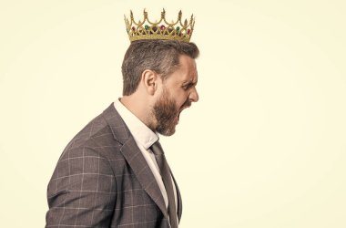 Kızgın işadamı tacıyla bağırıyor. Tacıyla başarılı kızgın iş adamı. İş başarısı ve ödül. İş ve yönetimdeki öfke. Büyük patron birine bağırıyor. Boşluğu kopyala.