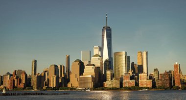 Kentsel mimari. Manhattan ve Hudson River şehir merkezinde. Metropolitan şehir manzarası. New York şehir merkezi. Manhattan gün batımında ufuk çizgisi. New York şehri. New York gökdelen binası.