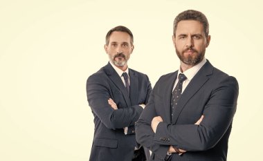 Lider adam liderliği temsil ediyor. Başarılı iş adamı. İşletme lideri beyazları soyutladı. Takım elbiseli iki iş adamı. İş arkadaşı ve iş arkadaşı. İş liderliği ve başarı. İş becerileri.