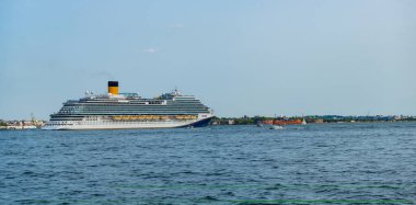 New York 'ta gemi turu. New York Manhattan 'ın silueti Hudson Nehri yolcu gemisiyle geziyor. New York gemi seyahati