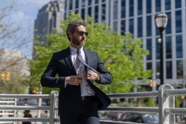 Profesyonel başarılı lider CEO iş adamı takım elbiseli adam açık havada ofise gidiyor, kopyalama alanı..