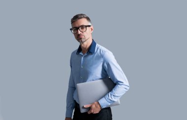 Video konferansı. Bilgisayarı kullanan başarılı bir iş adamı. İşadamı internette çalışıyor. Online pazarlama müdürü. İş başarısı. CEO müdürü iş adamı Grey 'de izole edilmiş. Dijital pazarlama.