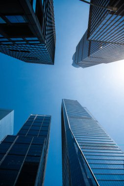 Şehir mimarisi. Modern ofis binasının mimarisi. Perspektif şehir gökdeleni. Modern gökdelen binası. Şehir merkezindeki ofis binası. Gökdelen perspektif görüntüsü. Mimari bakış açısı.