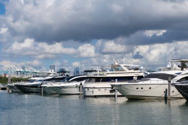 Marina, Miami Beach, Florida USA 'de. Yat teknesi Biscayne Körfezi 'ne yanaştı. Lüks yatı olan Miami Marina şehir merkezinde. Yaz tatili. Lüks yat marinası. Lüks bir tekne. Lüks tasarım.