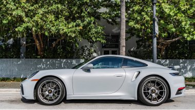 Miami Beach, Florida USA - 9 Haziran 2024: Porsche 911 Carrera Turbo Miami plajında. Gri Orsche 911 Carrera Turbo