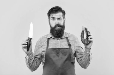 Şef bıçağı ve patlıcan sarısı arka planda, şef..