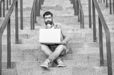 Serbest çalışan bir adamın sokakta dizüstü bilgisayarı var. Dizüstü bilgisayarı olan serbest çalışan bir adam. Serbest çalışan adamın dışarıda bilgisayarlı iletişimi var. Serbest çalışan adamın çevrimiçi bilgisayarı var.