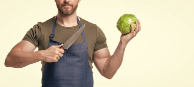 Beyaz önlüklü, lahanalı ve bıçaklı bir adam görüntüsü. Boşluğu kopyala.