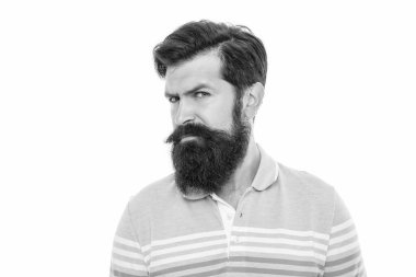 Sakallı adam portresi. Sakallı ve bıyıklı ciddi bir adam. Sakallı adam beyaz tenli, kuşkucu görünüyor..