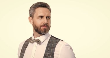 Stüdyo reklamındaki resmi smokin adam. Resmi smokin giyen bir adamın fotoğrafı. Erkekler resmi smokin giyer. Resmi smokinli adam beyaz arka planda izole edilmiş..