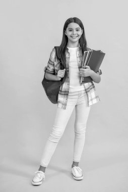 Okula dönüyorum. Genç kızlar için okul eğitimi. Sırt çantalı genç kız öğrenci. Bilgi almak için iyi çalış. Okul dersleri alıyorum. Bilgi günü. Kız çocuk eğitimi. Bütünsel eğitim.