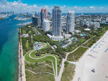 Biscayne Körfezi. Miami Marina şehir merkezi lüks şehir manzarası. Yaz tatili. Güney sahili havacılık şehri. Şehir manzarası. Miami plajı hava manzarası. Marina, Miami Beach, Florida USA 'de. Lüks konaklamalar.