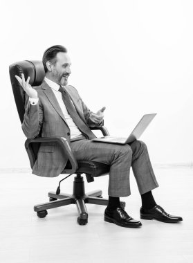 İş adamı, ofis elbisesi içinde dinleniyor. İş başarısı. Bilgisayarda iş adamı iletişimi. Çevrimiçi çalışan serbest çalışan biri. Serbest blog yazarı. Uzaktan kumanda serbest çalışıyor. video çağrısı.