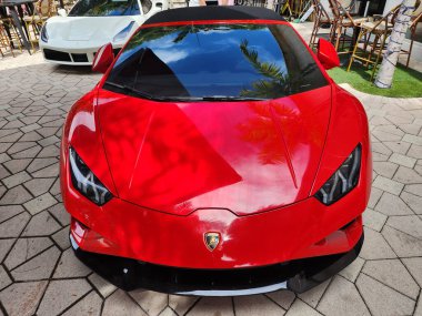 Miami Beach, Florida USA - 8 Haziran 2024: Lamborghini Huracan Miami plajında. Lamborghini lüks bir İtalyan otomobil üreticisi.