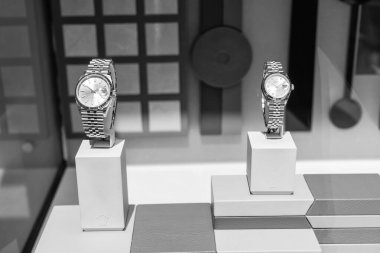 New York City, ABD - 05 Ağustos 2023 Rolex Date lüks İsviçre saati aksesuarları sergileniyor.