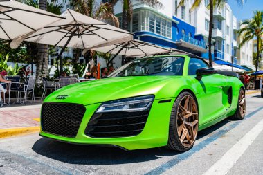 Miami Beach, Florida USA - 5 Haziran 2024: 2014 Audi R8 yeşil lüks araba Miami plaj caddesinde. Audi R8 okyanus yolunda.