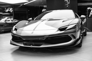New York City, ABD - 09 Ağustos 2023: Ferrari 296 GTS 2022 sergi salonunda akort edilmiş spor araba, alçak görüş.