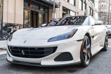 New York, ABD - 15 Mart 2024 Ferrari Portofino M üstü açık lüks araba. Ferrari Portofino M dışarı park etmiş. Spor araba Ferrari Portofino. Ferrari Portofino üstü açık, alçak köşe manzaralı.