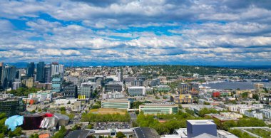 Seattle manzarasının havadan görünüşü. Uzay iğnesinin hava manzarası. Panorama Havalimanı Seattle şehir manzarası. Amerikan modern Seattle bölgesi. Metropolis şehir manzarasının mimarisi..