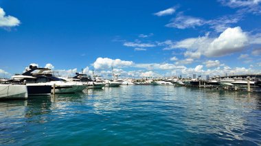 Lauderdale Kanalı 'na demirlemiş lüks bir yat. Miami sahilinde lüks bir yat. Miami Plajı 'ndaki Marina. Lüks Güney Sahili marinası. Miami şehir marinası etkileyici bir yat ve teknesi var. Yat bakımı.