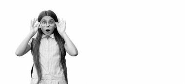 İlk öğrenim gününde sürpriz okul kızı, Eylül 1 okul eğitimi genç kız için. Liseli kız çalışmaya hazır. Okula dönüyorum. Genç kız bilgi topluyor. eğitim ve bilgi.