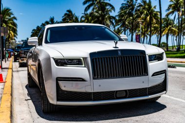 Miami Beach, Florida USA - 9 Haziran 2024 Miami Beach Ocean Drive 'da Rolls-Royce Ghost. Beyaz Rolls-Royce Hayaleti.