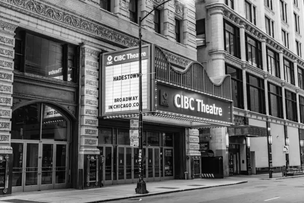 Chicago, ABD - 28 Nisan 2023: CIBC tiyatro ışığı girişi şehir merkezinde.
