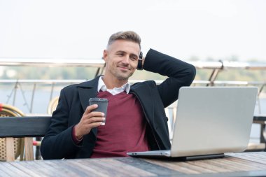 İş adamı. İş başarısı. Serbest çalışan bir iş adamı. Başarılı iş adamı çevrimiçi olarak serbest çalışıyor. Kahve molasında serbest çalışan bir iş adamı. Serbest İşçi dışarıda online iş yapıyor. Başarılı bir iş..