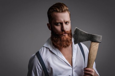 Saçları kızıl saçlı, olgun bir adam. Acımasız erkek modası. Erkek vahşeti. Antika pantolon askılı, eski tip bir gaddar adam. Askılık giymiş vahşi bir adam gride izole edilmiş. Biçim Değiştiriliyor.