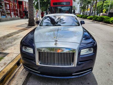 Miami Beach, Florida USA - 8 Haziran 2024: 2014 Rolls-Royce Wraith lüks arabası Miami Beach 'te. Rolls Royce, İngiliz lüks araba markası. ön görünüm.
