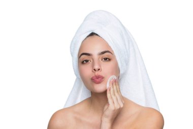 Güzellik rutini. Havluyla yüz temizleyen kadın derisi. Pamuk yumağıyla deriyi temizliyor. Cilt kozmetolojisi. Kaplıcada güzellik günü. Kadın pamuk pedi kullanıyor. Cilt bakımı. Makyajı sil. SPF koruması.