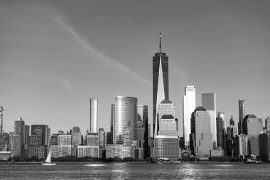 Metropolitan şehri. Gün doğumunda ya da günbatımında şehir manzarası. New York şehir merkezi. Manhattan silueti. New York şehri, Amerika. New York 'un gökdelen binası. Şehir mimarisi. Manhattan şehir merkezinde, Hudson 'da..