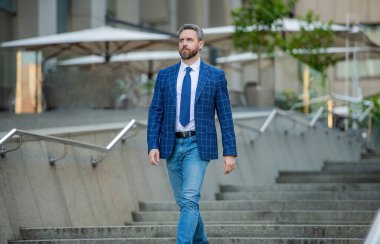 İşletme patronu. Wall Street başarısı. Başarılı bir iş. Girişimcinin başarısı. Ofis müdürü. Şehirde yürüyen bir iş adamı. Takım elbiseli bir iş adamı. Olgun bir iş adamı. Liderlik.