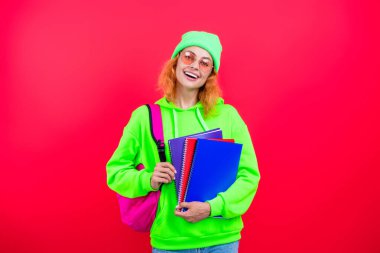 Bilgi toplama günü. Üniversitede eğitim. Pembe üzerine izole edilmiş bir kızın ödevi. Bilgi ve eğitim. Okul eğitimi. Modern eğitim. Kız öğrenci çalışma kitabını tutuyor. Okula dönelim. Ömür boyu öğrenme.