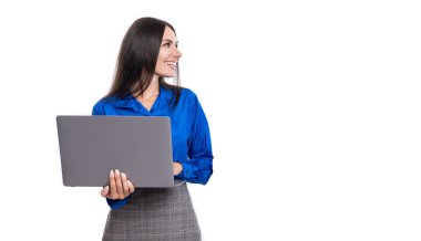 İş kadını serbest çalışan, ofis elbisesi içinde dinleniyor. İş başarısı. Bilgisayarda iş kadını iletişimi. Çevrimiçi çalışan serbest çalışan biri. Serbest blog yazarı. Uzaktan kumanda serbest çalışıyor. Boşluk afişini kopyala.