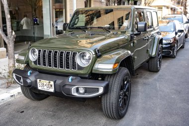 New York, ABD - 15 Mart 2024 Jeep Wrangler 4xe Sahara SUV arabası. Jeep Wrangler dışarıda park etmiş. Jeep Wrangler 'ın SUV arabası. Jeep Wrangler Sahra, köşe manzaralı..