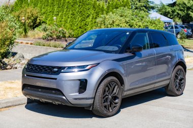 Seattle, WA, ABD - 3 Temmuz 2024: Land Rover Range Evoque metalik gri.