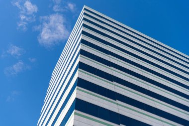 Perspektif şehir gökdeleni. Modern gökdelen binası. Metropolis 'teki cam bina. Gökdelen perspektif görüntüsü. Şehir mimarisi. Modern cam binaların mimarisi. Mimari estetik..