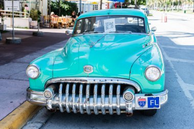 Miami Beach, Florida USA - 6 Haziran 2024: Mavi 1950 Buick Roadmaster. Miami sahilinde klasik retro Buick Roadmaster.