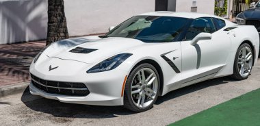 Miami Beach, Florida USA - 9 Haziran 2024: Chevy Corvette Stingray C7 Miami Beach 'te. Beyaz Chevy Corvette