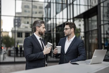 Çevrimiçi çalışan iş adamları. Dizüstü bilgisayarlı iş adamları. Çalışıyorum. İş adamları e-postaları kontrol ediyor. İş adamları dışarıda serbest çalışıyor. İnternette iş. Dizüstü bilgisayarda çalışan adamlar. İş projesi.